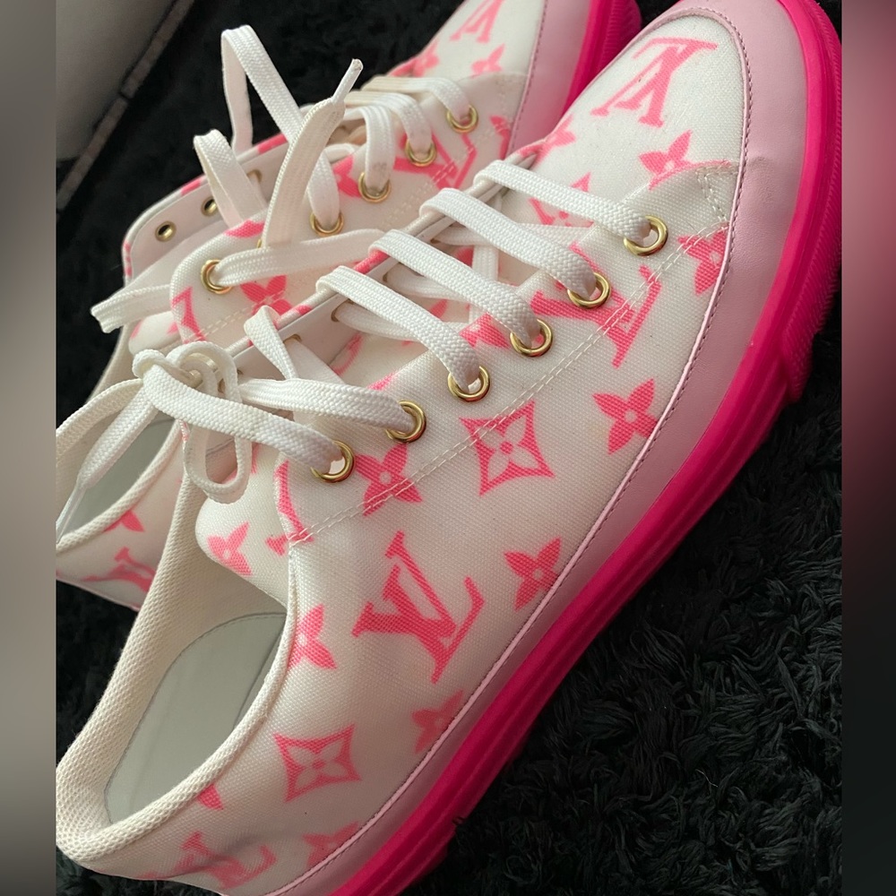 Womens Louis Vuitton sneakers . Great condition. 100% authentic